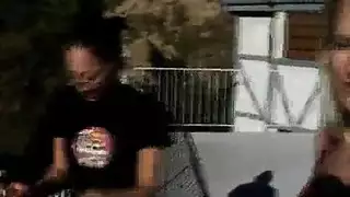 تخرج شهوتها بالهزاز