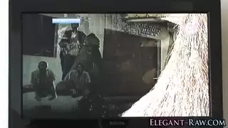 أم تلتقط ابنها وهو يضخ عضوه لمشاهدة فيديوهات إباحية