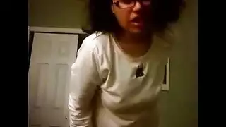 تعليم مامي كيفية المص العميق والبلع