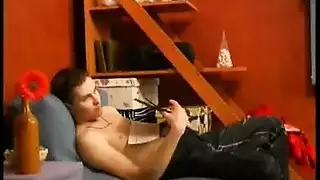 جذب محرم: امرأة خبيرة وعشيق شاب في فيلم إباحي