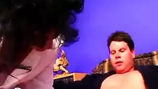 فتاة كاميرونية ناعمة تُهيمن عليها في جنس عنيف