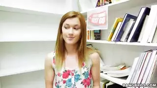 مراهقة حمراء تحصل على وجه مليء بالسائل المنوي من أمين المكتبة