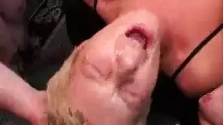 ملكات مثلية في غرفة العرش الإباحية العنيفة