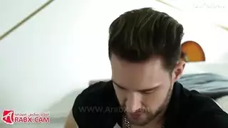 في الحمام هو وامه