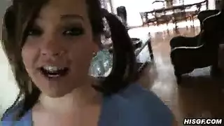 عاهرة محطة الحافلة: زهرة القوة تطلب قضيبًا