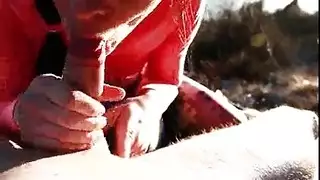 مراهقة بريئة مرتدية جوارب شبكية تمت ممارستها في الغابة