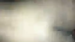 فتاة مراهقة نحيفة ذات أثداء مثالية تمارس الجنس بقوة في سيارة غريب