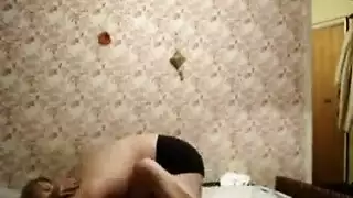 السيدة الروسية الساخنة تركب قضيبًا كبيرًا بمهارة المحترفين