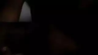 توم يأخذ قضيبًا سميكًا في شرجه الشوكولاتي حتى يتمدد