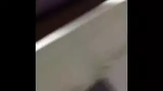 عاهرة شقراء تُمارس عليها الجنس بقوة بجانب المسبح في مشهد صريح