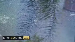 لعبة الزيت الزلقة تتحول إلى ركوب عميق وقوي على زبه الوحشي