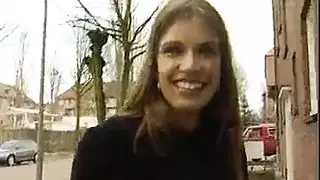رجل أصلع ملتحي يضاجع سمراء مثيرة بعنف