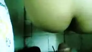 البنت تروح لصحبها البيت وينيكها في طيزها