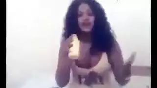 الأم تدرب البنت على النيك مع المدرب