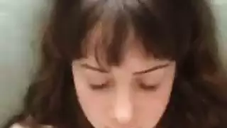 شاب ازرق العينين