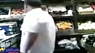 اصغر فتاة تتناك في محل دونات