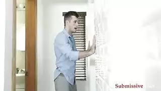 مترجم تفاجأ زوجها بجلب صديقتها