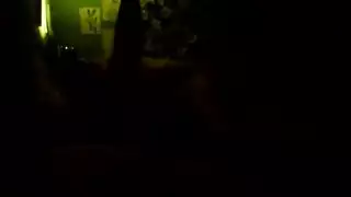 سيدة كبيرة في جوارب تكشف فرجها المبلول لمضاجعة العميل