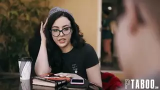 تقص شعرها وتتعرى لرجل غريب من أجل جنس صارم