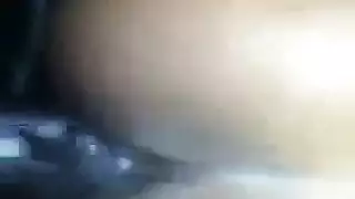 الفتاة السمراء ذات الحلمات المثقوبة تأخذ ضربات قوية على الأريكة