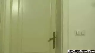 ولد امو تحمي وتهيج عليه