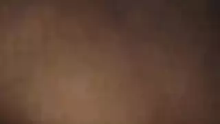 امرأة شيطانية ذات أثداء محسنة ضخمة وأباريق حليب