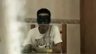 الابن الها ينيك أمه في المطبخ وزنقه مترجم