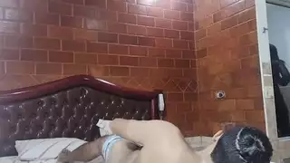 مراهقة تستمتع وحدها، تمارس الجنس بكستها بأصابعها