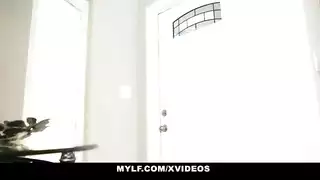 خيال أمي إكس إكس إكس: إثارة بالوشاح ومواعدة شاب شاب مكثفة