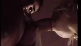 الخادمة الشبقية تحاصر الضيف بصدرها وتأخذ قضيبه بعمق