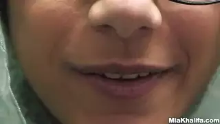 مشهد إباحي: الآلهة السمراء ميا خليفة تمارس الجنس بين رفوف الكتب