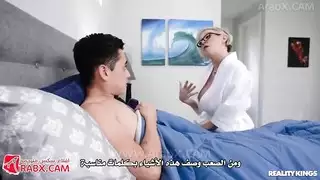 امرأة ناضجة ثنائية اللغة تقدم تدريبًا جنسيًا مكثفًا