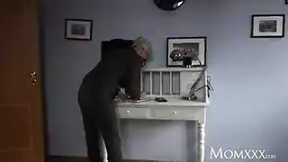 طالبة بريئة تتحول إلى عاهرة صفية أوgy في غرفة المعلمين بمؤامرة جليسة الأطفال