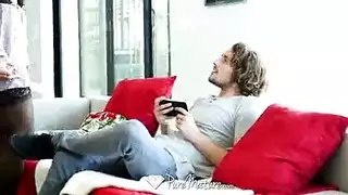 حامل ومتعددة العلاقات أثداء منتفخة وبظر منتفخ