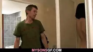 وسيم في جنس جماعي مع كسات مبللة