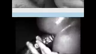 خيال القبض: تمديد فرجها بكلتا يديها