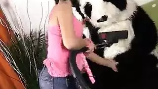 امرأة ناضجة تعلم صديق ابنها درسًا في السرير