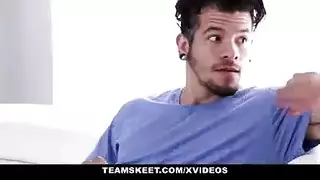 ينام وراء اخته ويلعب في طزها