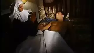 الراهبه تنتاك من الشاب الصغير