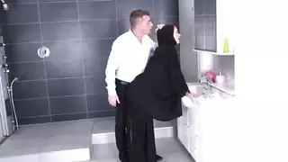 بورنو خاص: مستثمر أجنبي يسيطر على خادمة سعودية محجبة