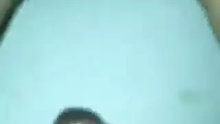 هوس فموي: فم فتاة مثيرة على عمود صلب