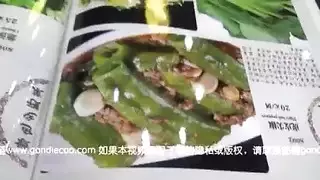 تستخدم لسانها لجعل الرجال مجانين في هذا المقطع الإباحي