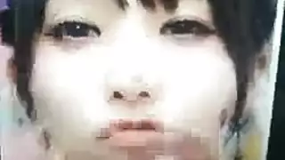 العاهرة المراهقة المنقطة تمص القضيب وتُحشى في حفلة جماعية