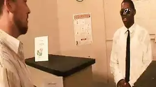 مقوي نيجيري يترجم شهوته بإثارة جامحة