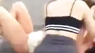 قضيب أزرق ضخم يهيمن على المشهد