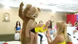 مداعبة حلاقة جامحة تؤدي إلى جنس جماعي قاسي