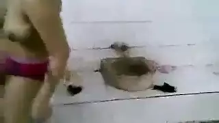 حمام تونسي إباحي: عربيات يأخذن عدة أعضاء ذكورية