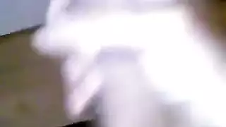 مدمن استمناء يعمل على قضيبه حتى يطلق حمولة سميكة