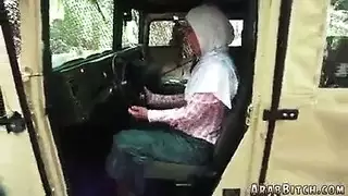 مص محجبة وتقفيش في مشهد إكس إكس إكس بمقعد خلفي