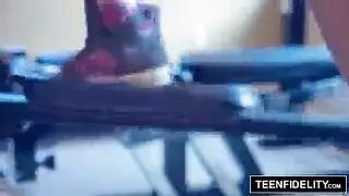 إباحية عنيفة: فتاة مدللة تتدفق أثناء جنس عنيف وتأخذ قذفاً على الوجه